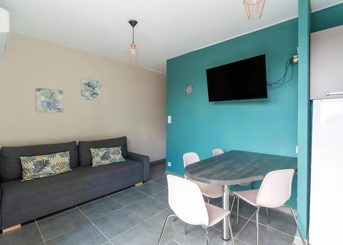 Maison De Avec Terrasse רושפור-דו-גאר