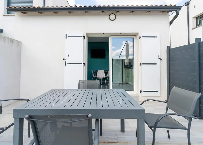 Maison De Avec Terrasse רושפור-דו-גאר